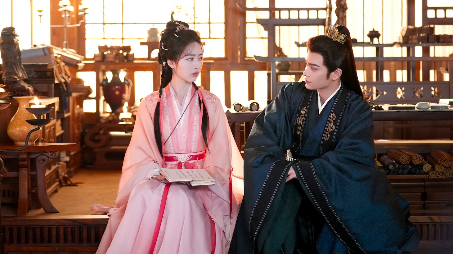 中国ドラマ「長楽曲～白い愛、黒い罪～」より、ドン・エンシー（鄧恩熙）演じる顔幸（左）とディン・ユーシー（丁禹兮）演じる沈渡（右）。本作では中国時代劇ドラマの定番でもある“先婚後愛”（結婚したあとで愛が生まれる）の物語が展開する