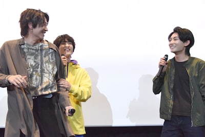 わちゃわちゃする知念英和（中央左）、日野友輔（右）、庄司浩平（左）