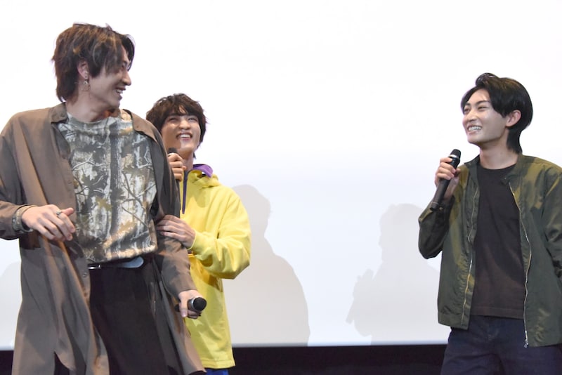 わちゃわちゃする知念英和（中央左）、日野友輔（右）、庄司浩平（左）