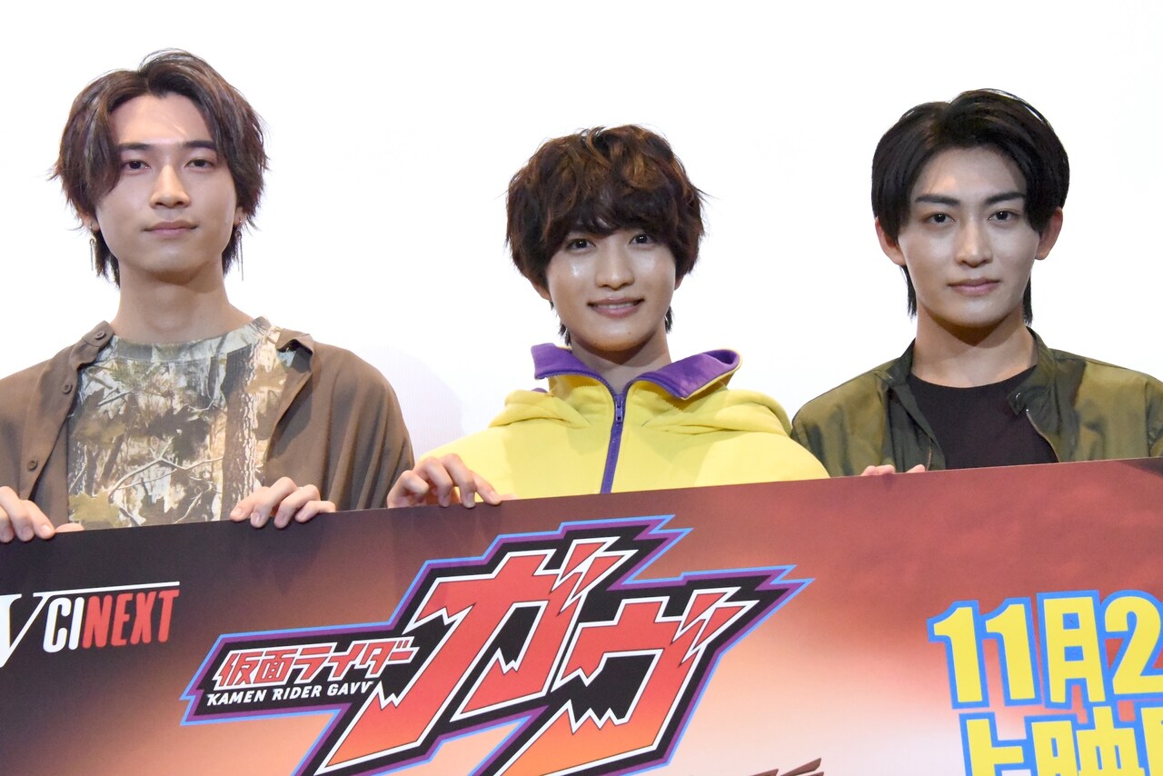 仮面ライダーガヴ」キャストがわちゃわちゃ、知念英和は日野友輔の靴下