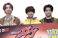 「仮面ライダーガヴ」キャストがわちゃわちゃ、知念英和は日野友輔の靴下に疑念