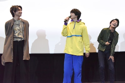 左から庄司浩平、知念英和、日野友輔