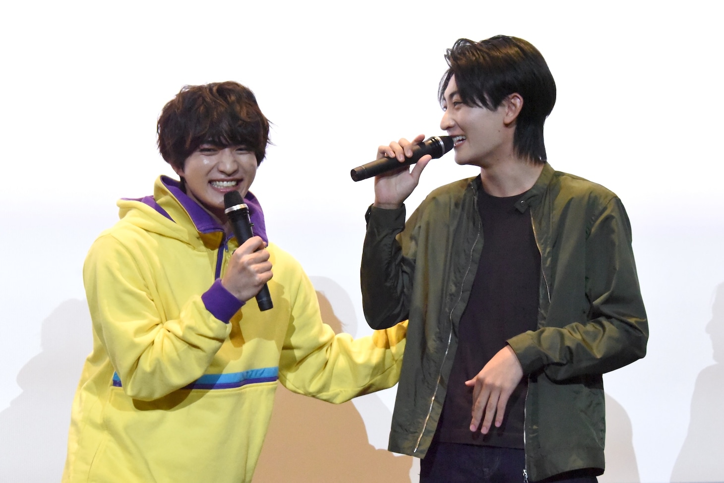 左から知念英和、日野友輔