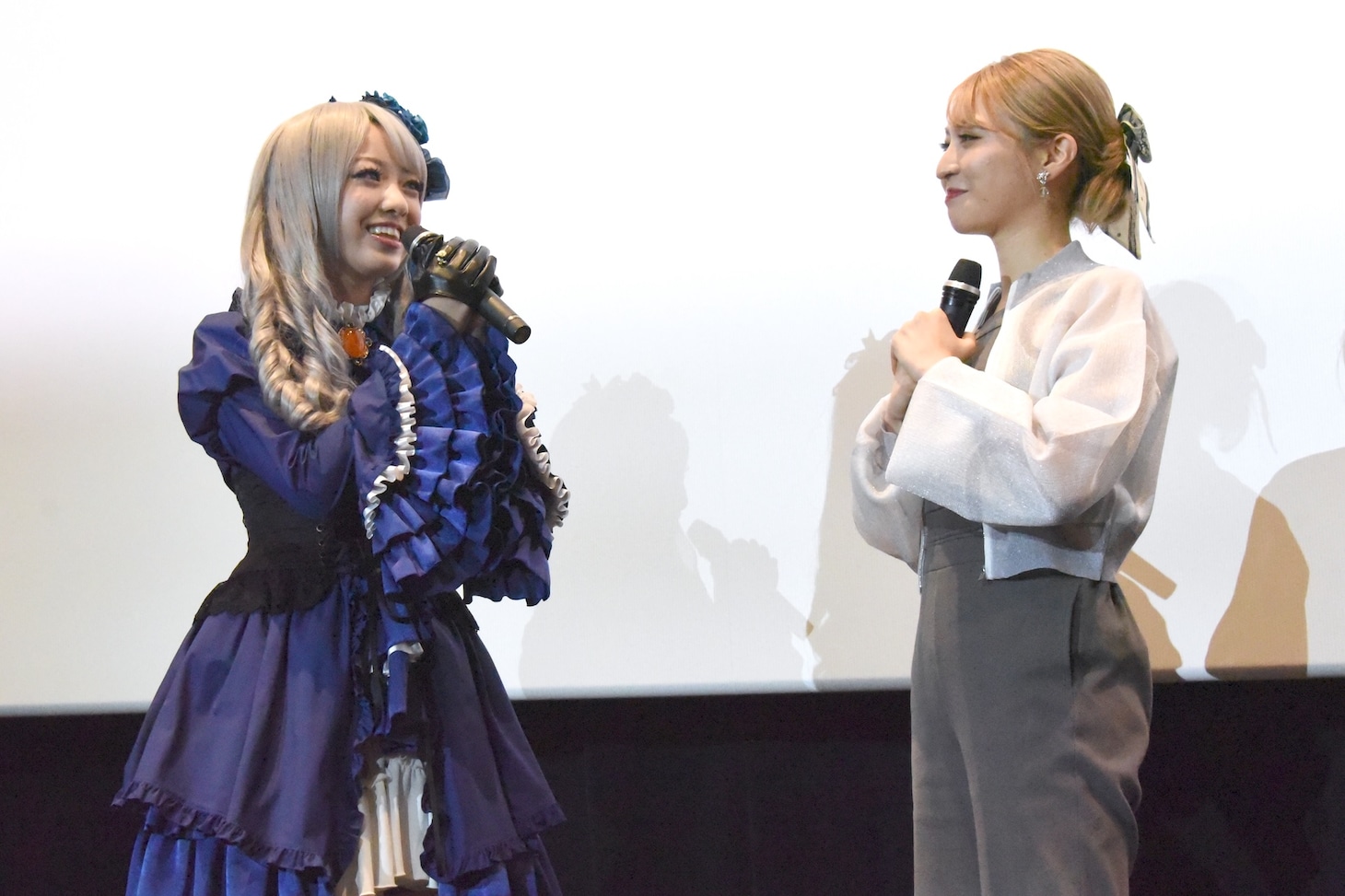 左から鎌田英怜奈、宮部のぞみ