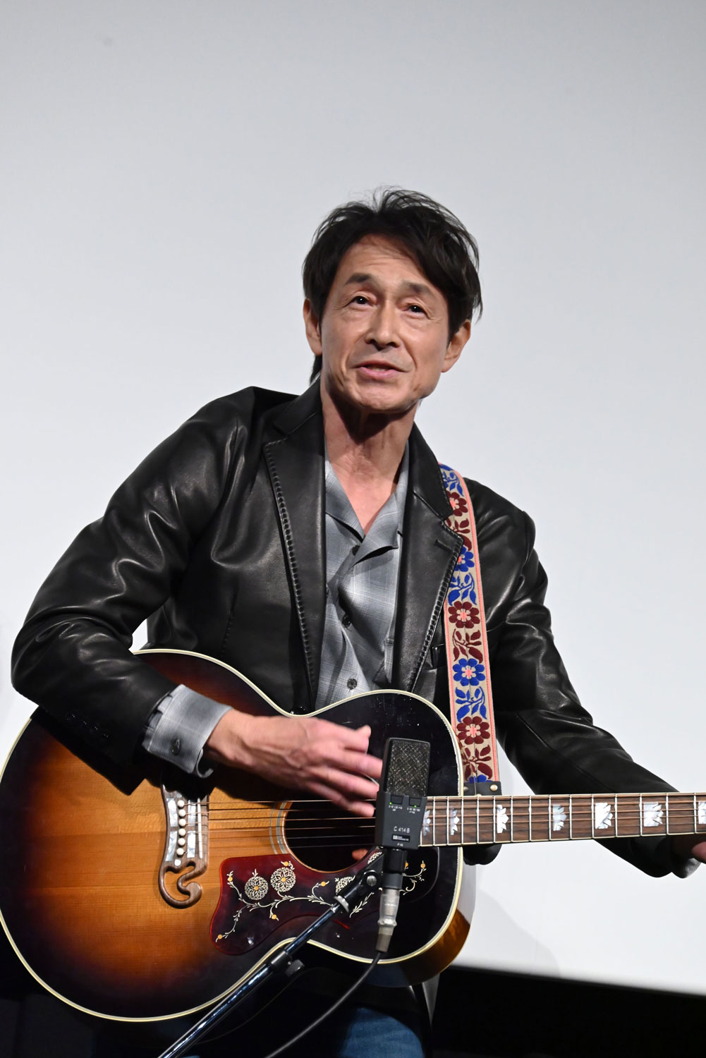 映画「スプリングスティーン 孤独のハイウェイ」の公開直前イベントに登壇した吉田栄作。ブルース・スプリングスティーンの「Hungry Heart」を弾き語りで披露した