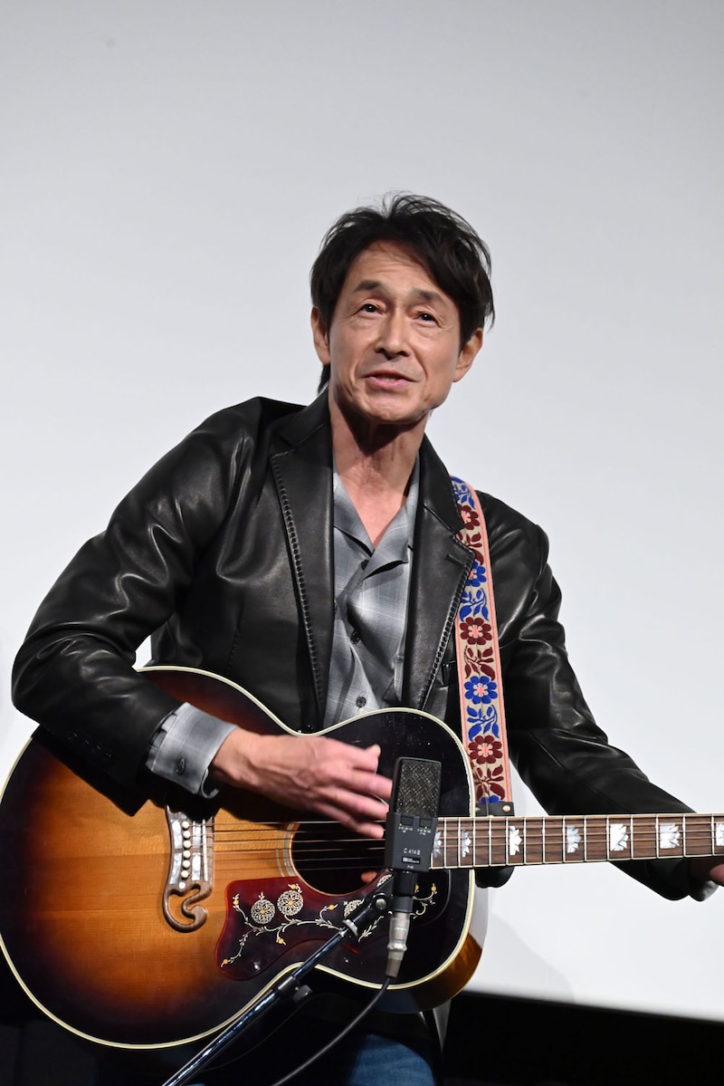 映画「スプリングスティーン 孤独のハイウェイ」の公開直前イベントに登壇した吉田栄作。ブルース・スプリングスティーンの「Hungry Heart」を弾き語りで披露した