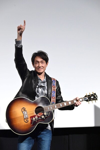 弾き語りを無事に終えた吉田栄作