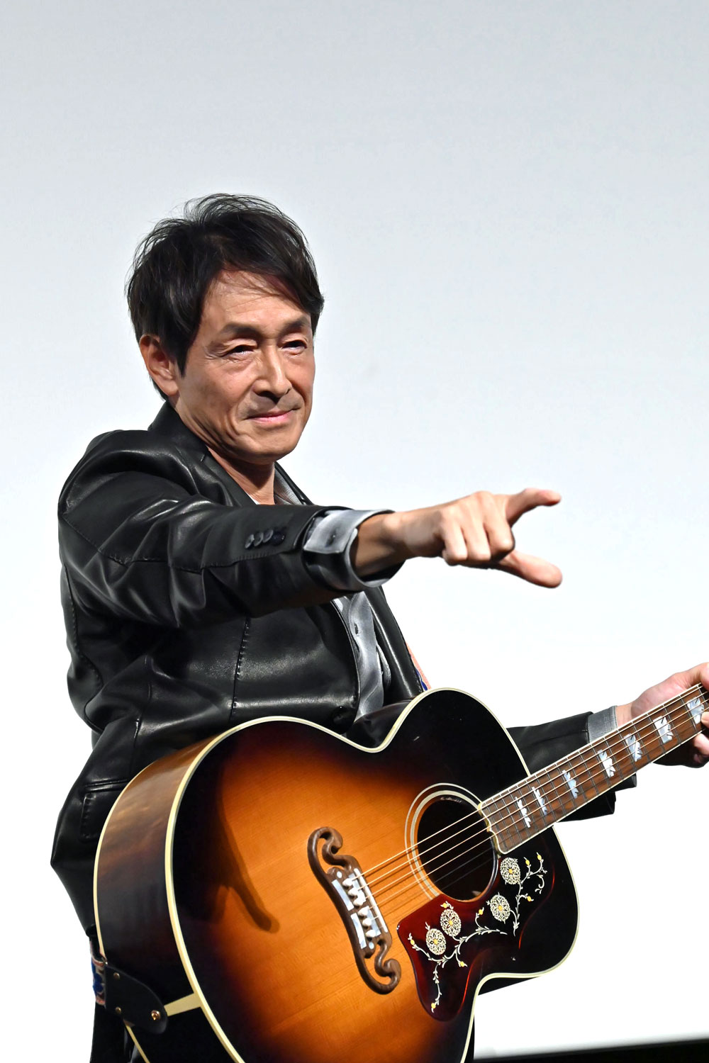 ギブソンJ-200を下げてポーズを決める吉田栄作