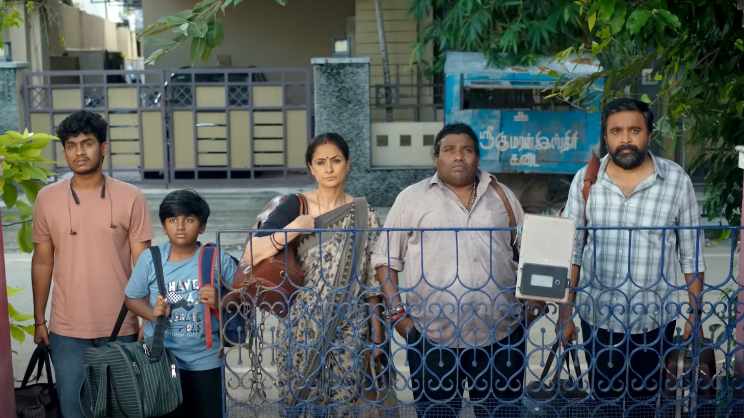 「ツーリストファミリー」場面写真