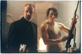 「ブレイカウェイ」場面写真。マッツ・ミケルセン（右）は銃器マニアの荒くれ者・アーニーを演じた。