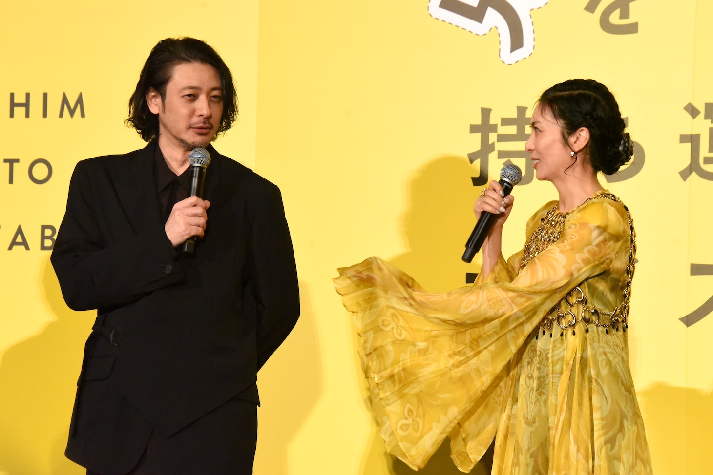 左からオダギリジョー、柴咲コウ