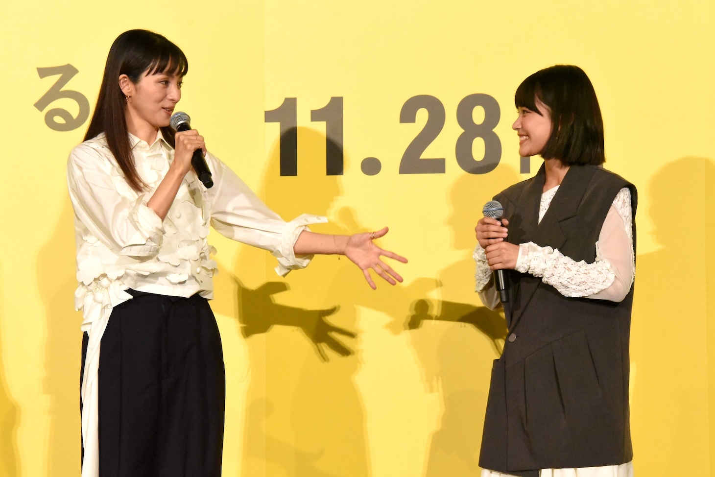 左から満島ひかり、青山姫乃