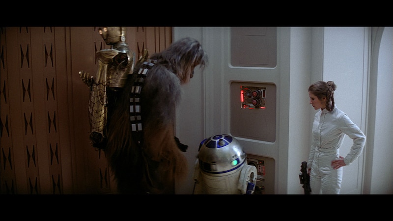 「スター・ウォーズ／帝国の逆襲 （エピソード5）」場面写真。チューバッカ（中央左）とC-3PO（左） ©2025 Lucasfilm Ltd.（ディズニープラスで見放題独占配信中）