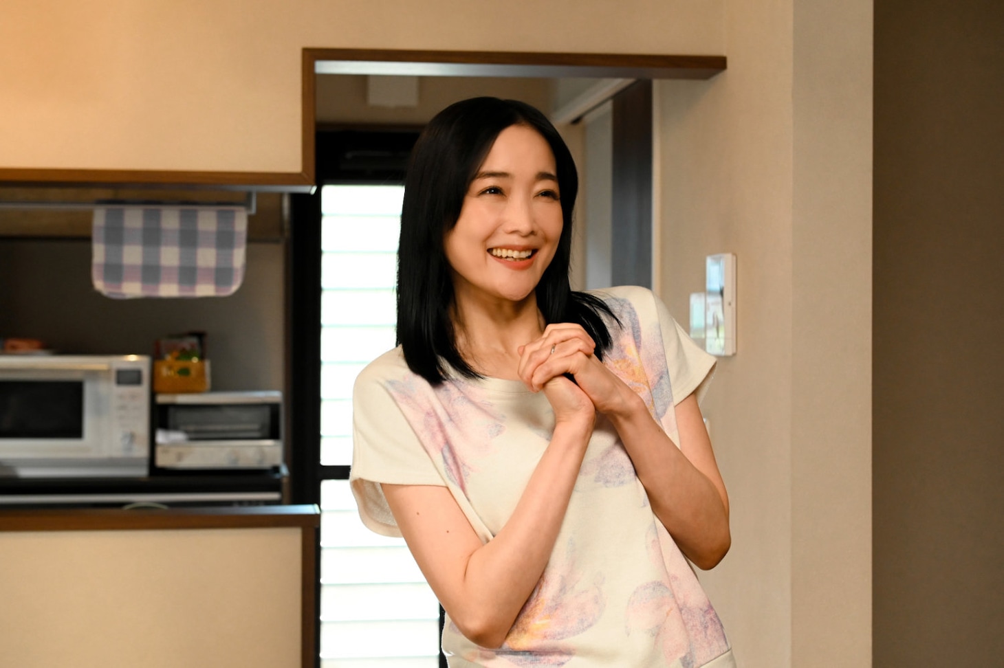 ドラマ「家庭教師の岸騎士です。」場面写真。佐藤江梨子演じる高杉礼子