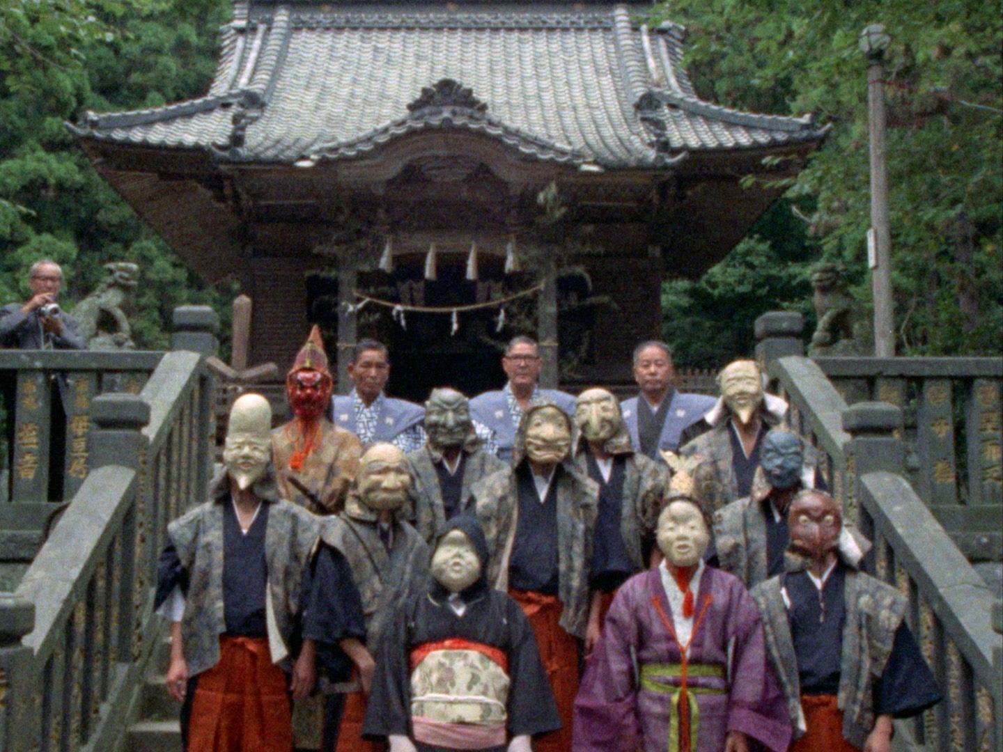 神奈川・鎌倉の奇祭を捉えた「異形異類の面掛行列」場面写真