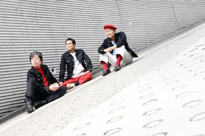 「五十年目の俺たちの旅」新場面写真。“あの頃と同じ坂道”に並んで腰を下ろすカースケ、オメダ、グズ六