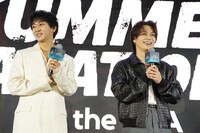 本日11月13日、香港ディズニーランド・ホテルで開催中の「ディズニープラス・オリジナル・プレビュー 2025」にて登壇した、Travis Japanの中村海人（左）と松田元太