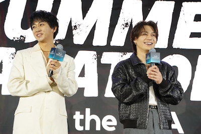 本日11月13日、香港ディズニーランド・ホテルで開催中の「ディズニープラス・オリジナル・プレビュー 2025」にて登壇した、Travis Japanの中村海人（左）と松田元太