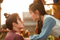 タン・ジェンツー（檀健次）演じる元莫（左）、ジョウ・イーラン（周依然）演じる阿術（右）。2人はひょんなことから主人と使用人の関係になり、ひとつ屋根の下で暮らすことになる