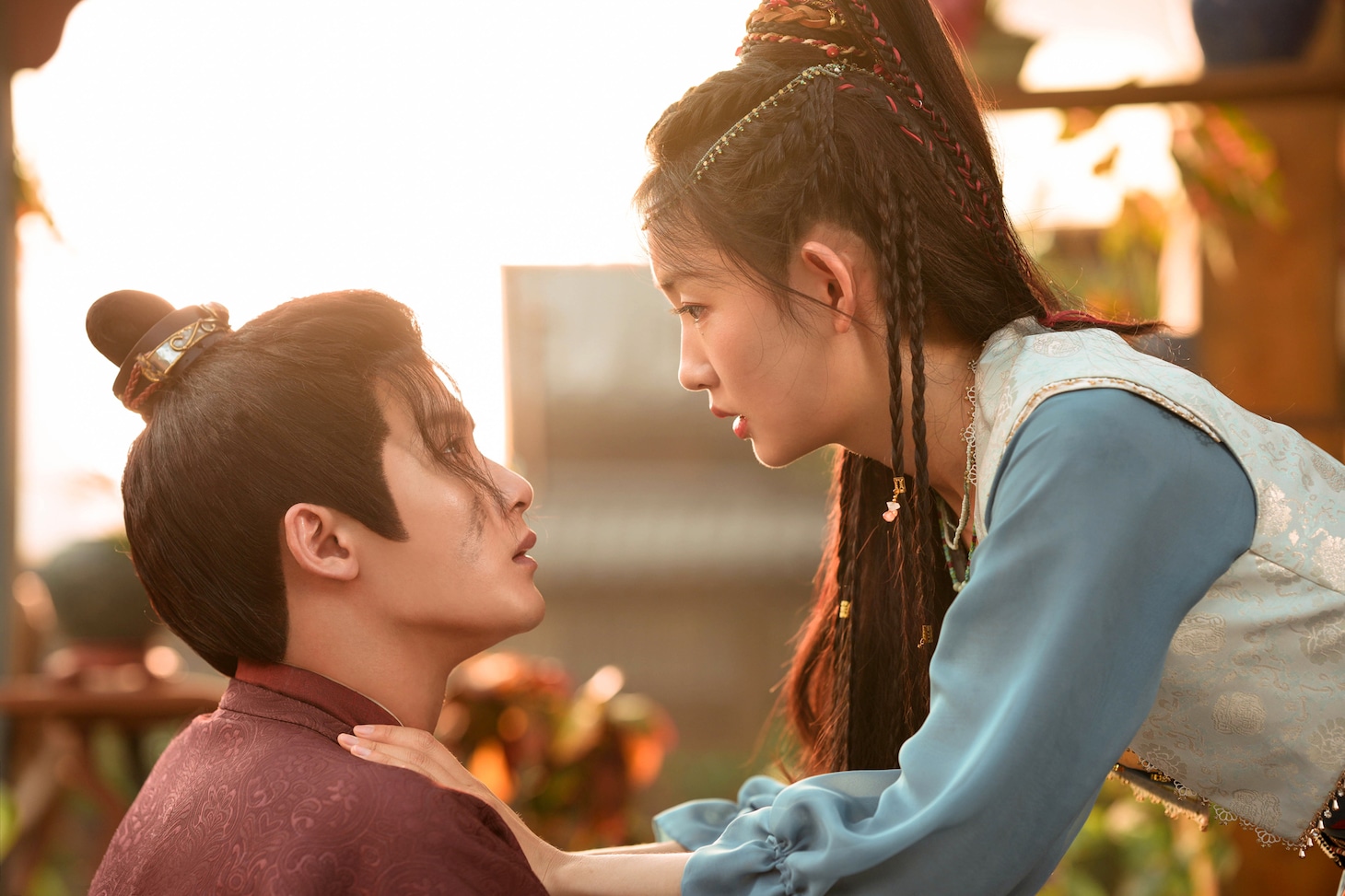 タン・ジェンツー（檀健次）演じる元莫（左）、ジョウ・イーラン（周依然）演じる阿術（右）。2人はひょんなことから主人と使用人の関係になり、ひとつ屋根の下で暮らすことになる