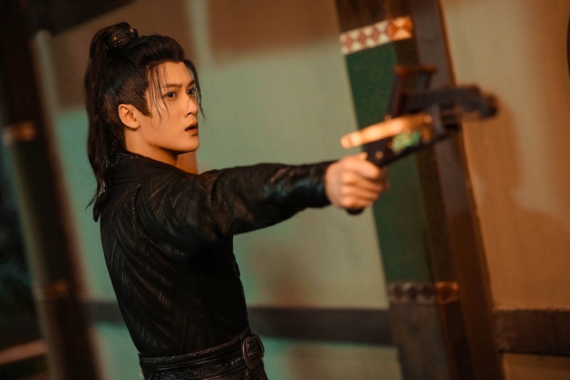 中国ドラマ「四方館」の主人公・元莫（げんばく）。酒好きでずる賢く、一見頼りなさそうだが鋭い観察眼と外交の才覚で事件を解決へと導いていく。演じたのは「長相思」のタン・ジェンツー（檀健次）