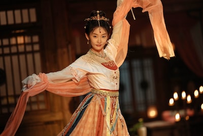 中国ドラマ「四方館」のヒロインで、異国の謎の少女・阿術（あじゅつ）。演じたのは「新生～5つの顔を持つ男～」「私の阿勒泰＜アルタイ＞-To the Wonder-」のジョウ・イーラン（周依然）