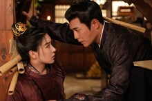 中国ドラマ「四方館」より、左からカン・チンズー（闞清子）演じる鄂国公の娘で京兆府の尉遅華（うっちか）、ドゥ・チュン（杜淳）演じる舎人・王昆吾（おうこんご）