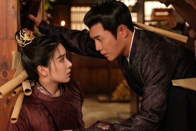 中国ドラマ「四方館」より、左からカン・チンズー（闞清子）演じる鄂国公の娘で京兆府の尉遅華（うっちか）、ドゥ・チュン（杜淳）演じる舎人・王昆吾（おうこんご）