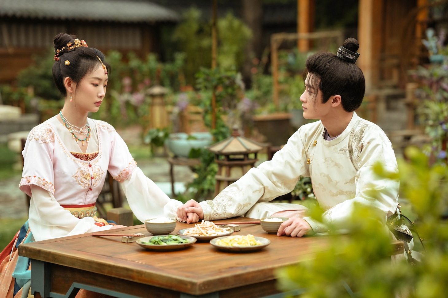 左からジョウ・イーラン（周依然）演じる阿術（あじゅつ）、タン・ジェンツー（檀健次）演じる元莫（げんばく）