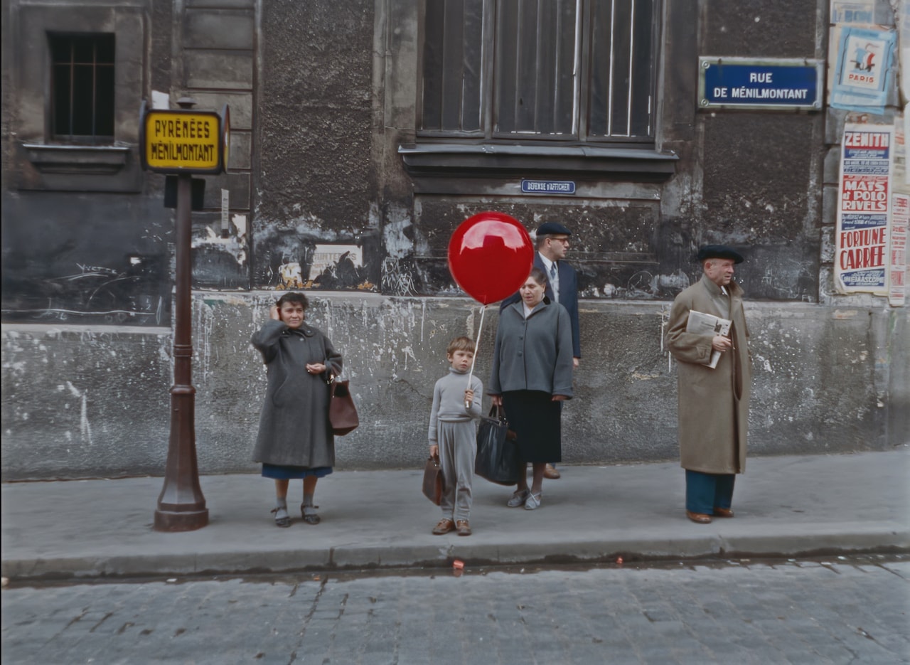少年と風船が仲良くバスを待つ、アルベール・ラモリスの短編「赤い風船 4K」新写真