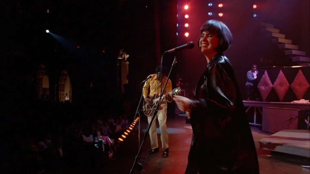 「チャック・ベリー ブラウン・アイド・ハンサム・マン」より、リンダ・ロンシュタット（手前）