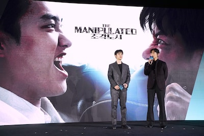 「捏造された都市」の発表で登壇したチ・チャンウク（右）とド・ギョンス（左）