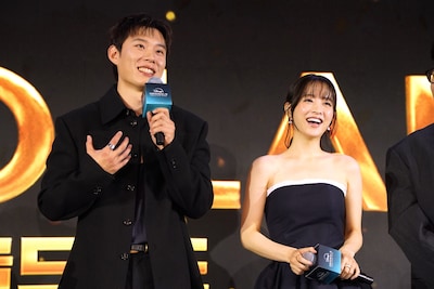 「ゴールドランド」発表時の様子。左からキム・ソンチョル、パク・ボヨン