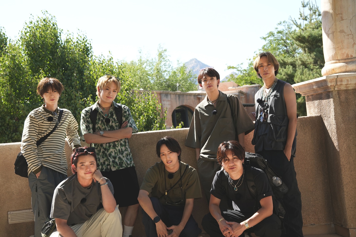 ディズニープラス オリジナルシリーズ「Travis Japan Summer Vacation!! ―7人のアメリカ旅―」のファーストルック。前列左から吉澤閑也、川島如恵留、松田元太。後列左から七五三掛龍也、松倉海斗、宮近海斗、中村海人