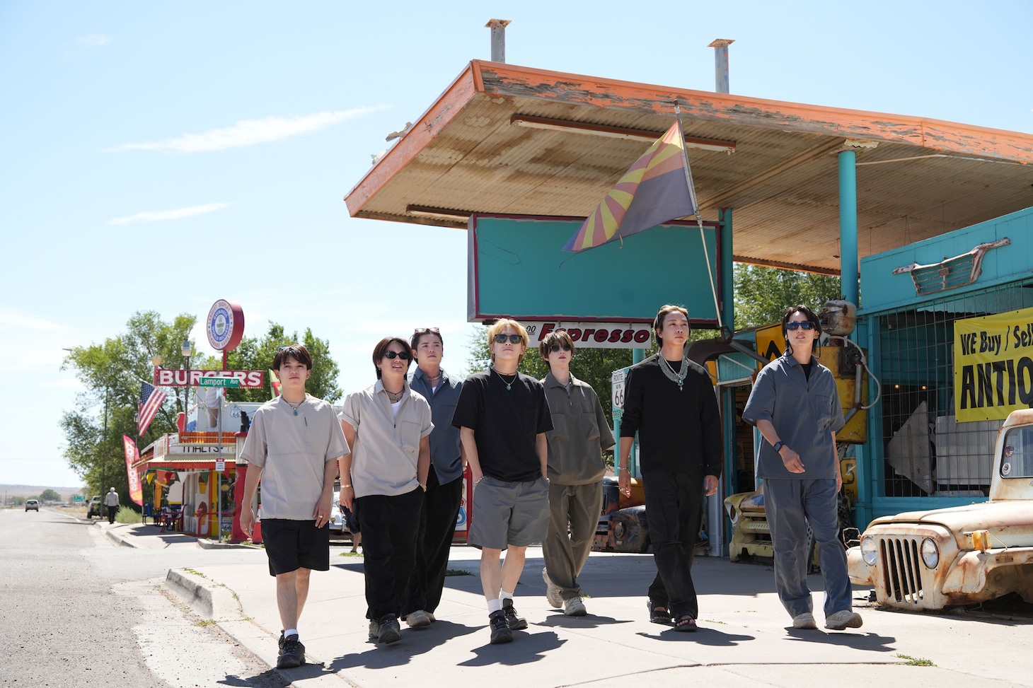 ディズニープラス オリジナルシリーズ「Travis Japan Summer Vacation!! ―7人のアメリカ旅―」のファーストルック。左から宮近海斗、松田元太、吉澤閑也、松倉海斗、七五三掛龍也、中村海人、川島如恵留