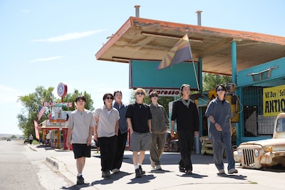 ディズニープラス オリジナルシリーズ「Travis Japan Summer Vacation!! ―7人のアメリカ旅―」のファーストルック。左から宮近海斗、松田元太、吉澤閑也、松倉海斗、七五三掛龍也、中村海人、川島如恵留