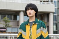 ドラマ「横浜ネイバーズ」より、大西流星（なにわ男子）演じる“ロン”こと小柳龍一。13年前に父を事故で亡くした