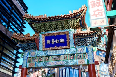 中華街の善隣門。ロンは「親仁善隣（隣人と仲良くすること）」という言葉を亡き父に教わった