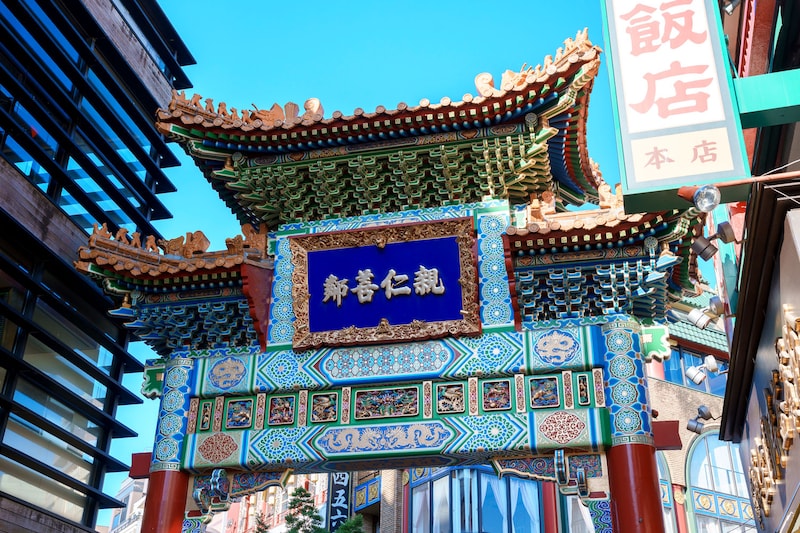 中華街の善隣門。ロンは「親仁善隣（隣人と仲良くすること）」という言葉を亡き父に教わった