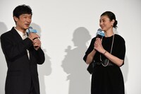 「平場の月」初日舞台挨拶に登壇した堺雅人（左）、井川遥（右）