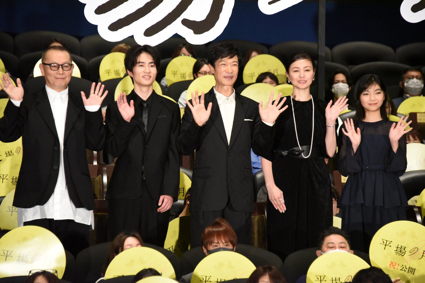 「平場の月」初日舞台挨拶の様子。左から土井裕泰、坂元愛登、堺雅人、井川遥、一色香澄