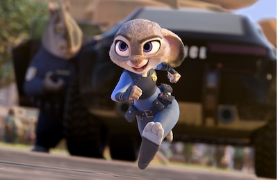 「ズートピア」ウサギ初の新米警官ジュディ・ホップス。もふもふの体と、豊かな感情表現ができる大きな耳が特徴（声：上戸彩）