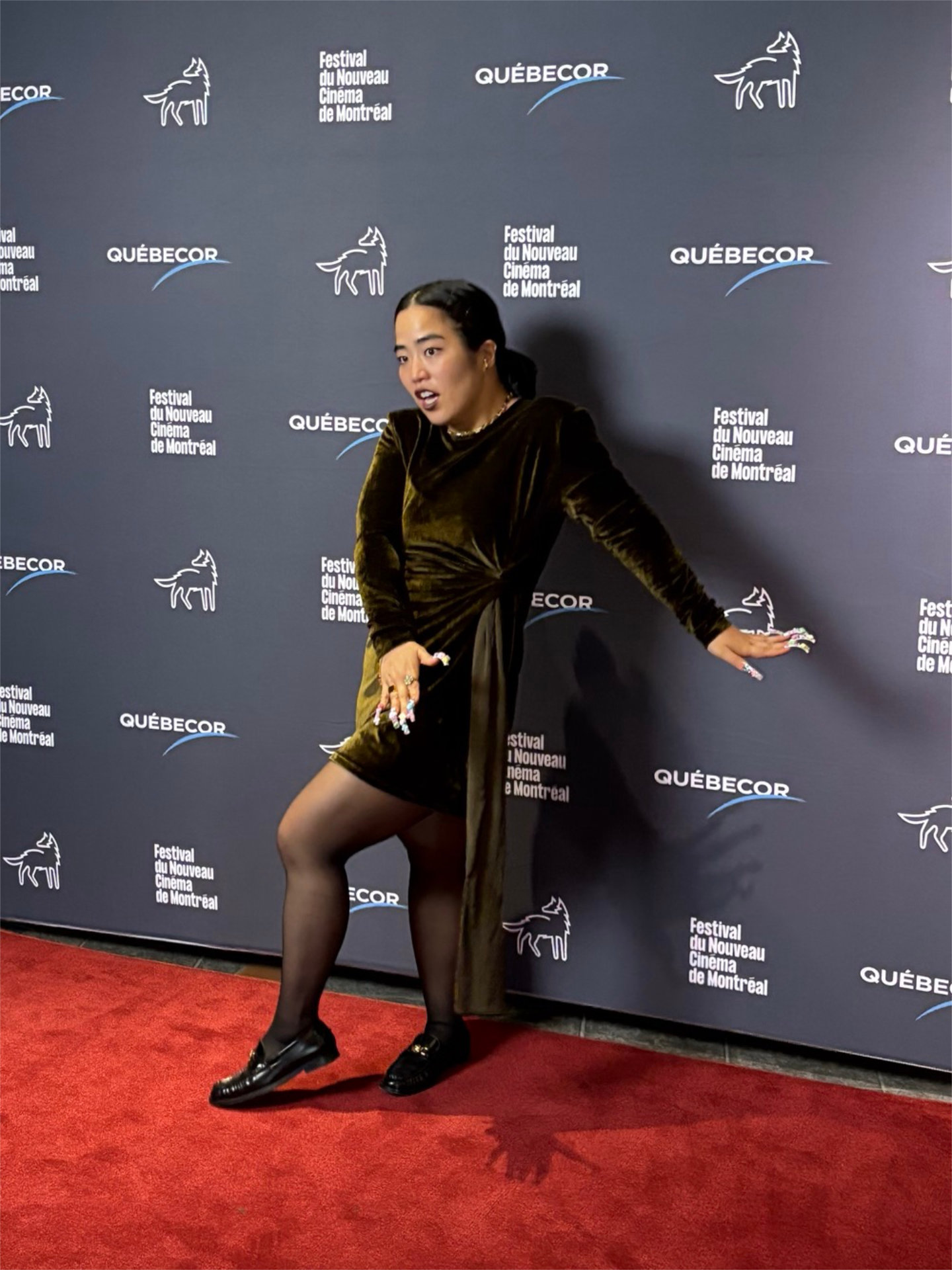 第54回モントリオール・ニュー・シネマ国際映画祭にて、ポーズを決めるゆりやんレトリィバァ