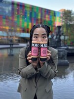 第54回モントリオール・ニュー・シネマ国際映画祭が行われたカナダにて、マヨネーズ「MAG」を見せるゆりやんレトリィバァ