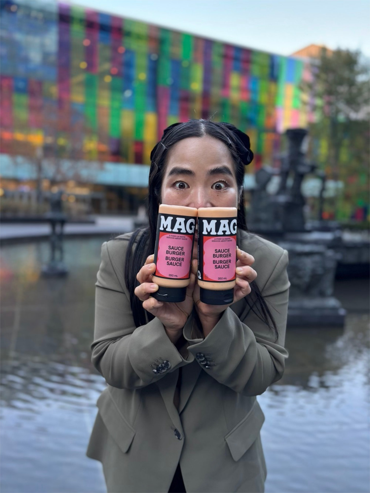 第54回モントリオール・ニュー・シネマ国際映画祭が行われたカナダにて、マヨネーズ「MAG」を見せるゆりやんレトリィバァ