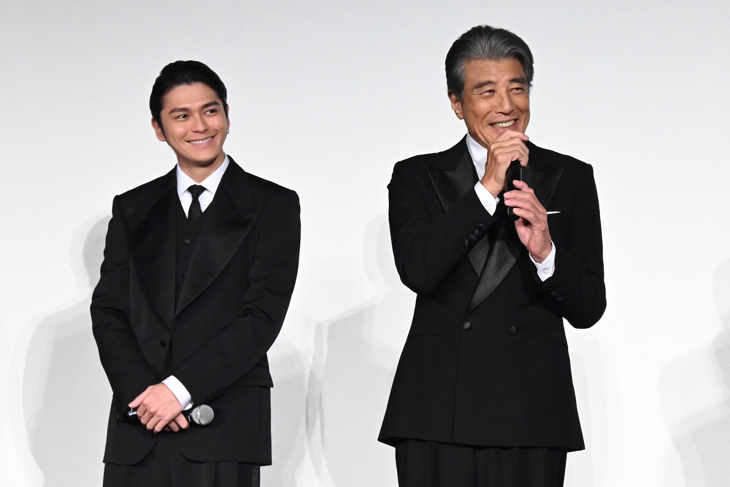 左から眞栄田郷敦、舘ひろし