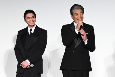 左から眞栄田郷敦、舘ひろし