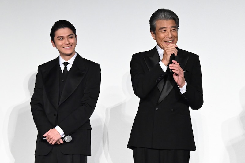 左から眞栄田郷敦、舘ひろし