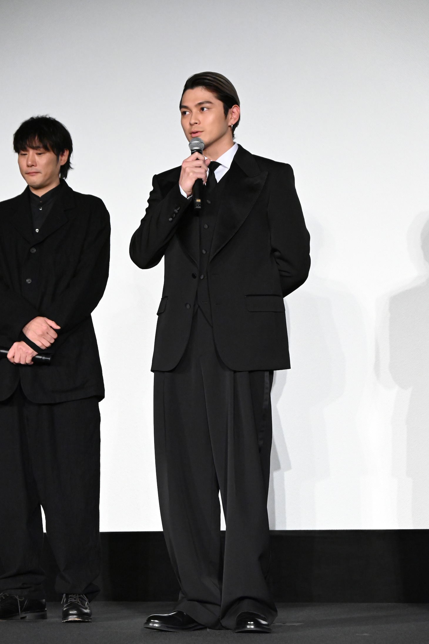 眞栄田郷敦（中央）