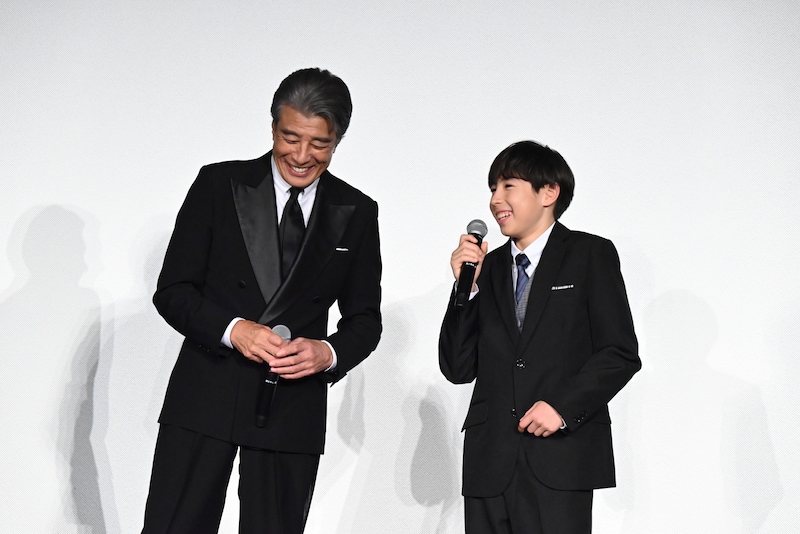 舘ひろしの声を称賛する尾上眞秀（右）と、笑みがこぼれる舘ひろし（左）